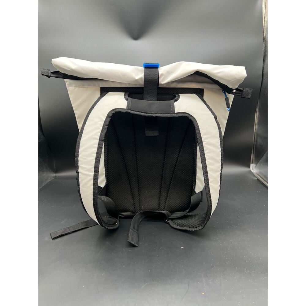 Titan Deep Freeze Arctic Backpack Cooler White Black - Picture 7 of 10
